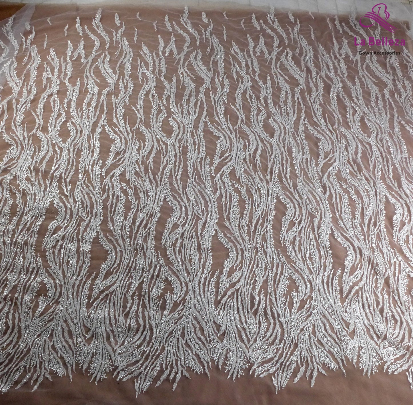 Tissu brodé de paillettes et de perles blanches nobles pour robes de mariée en dentelle