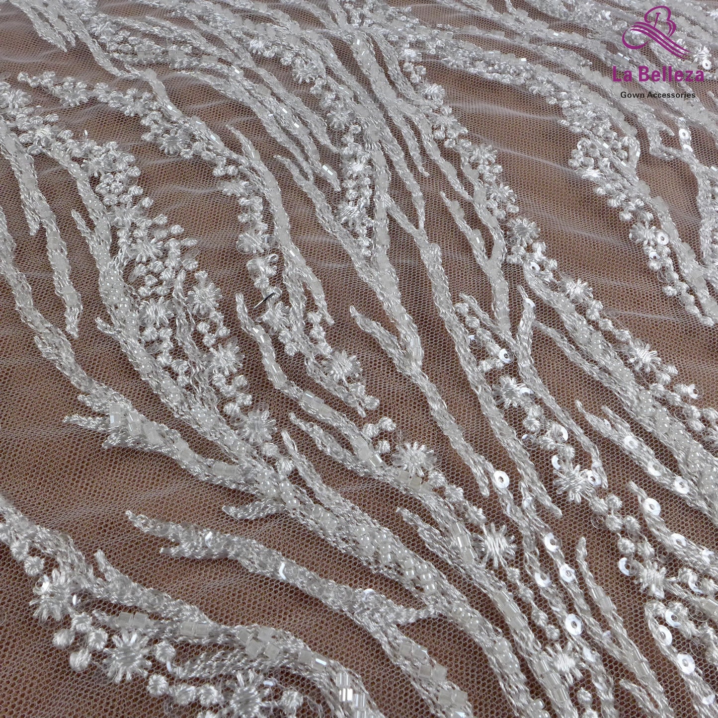 Tissu brodé de paillettes et de perles blanches nobles pour robes de mariée en dentelle