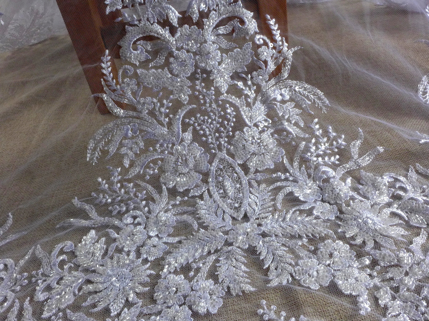 La Belleza 2021 Nouvelle mode de mariée, tissu en dentelle blanc pur / ivoire, tissu en dentelle de robe de mariée à perles blanc cassé 47 '' de largeur 1 yard