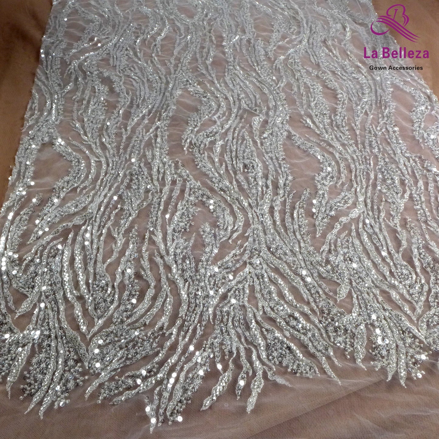 Tissu brodé de paillettes et de perles blanches nobles pour robes de mariée en dentelle