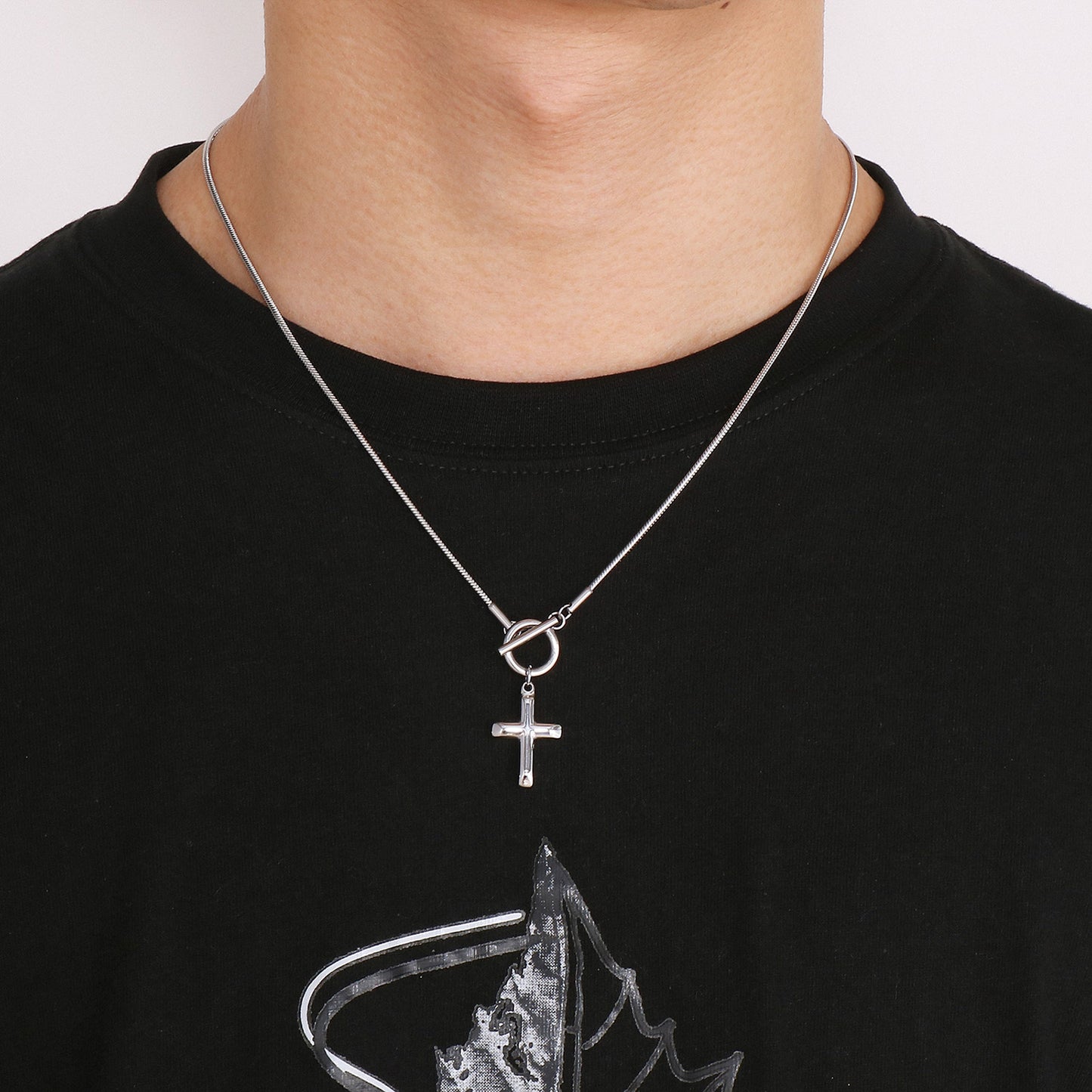 Collier en acier inoxydable avec pendentif croix