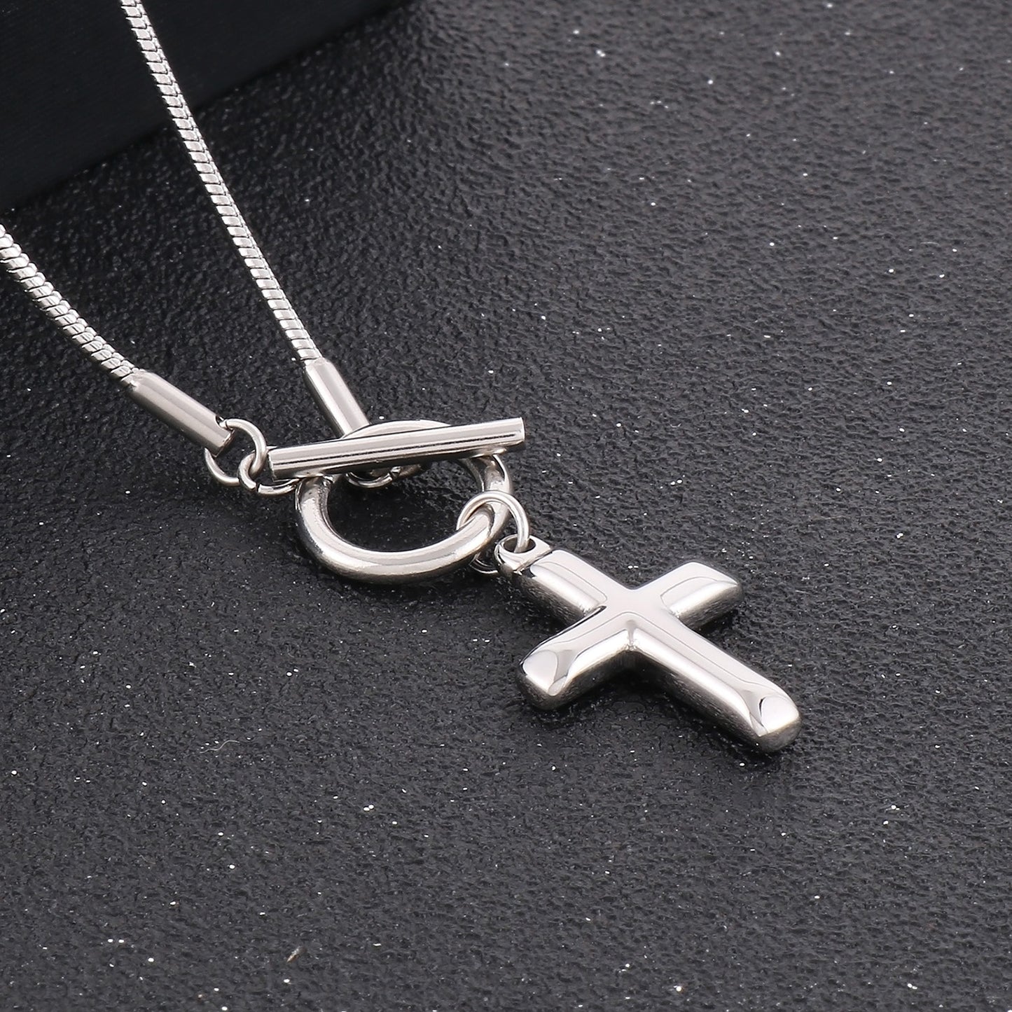 Collier en acier inoxydable avec pendentif croix