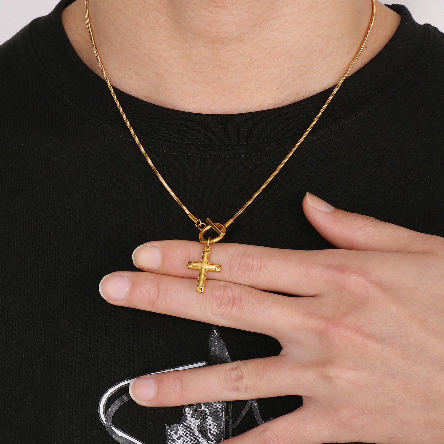 Collier en acier inoxydable avec pendentif croix