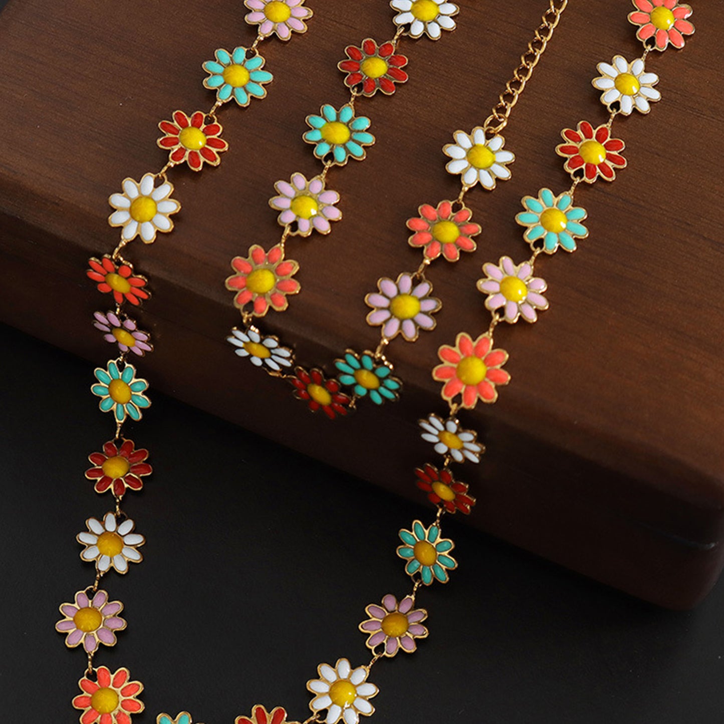 Collar de flores con gotas de aceite de acero de titanio