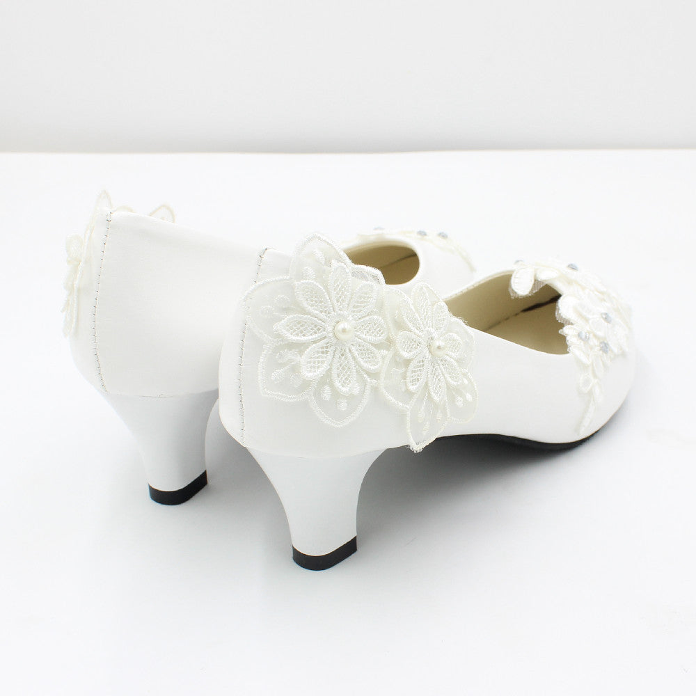 Chaussures de mariage blanches surdimensionnées à talons carrés