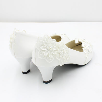 Chaussures de mariage blanches surdimensionnées à talons carrés