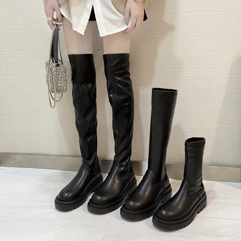 Les bottes hautes élastiques noires fines sont petites et fines